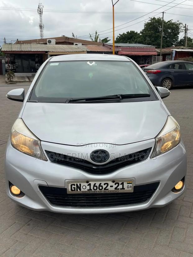 Toyota Vitz 2012 Silver