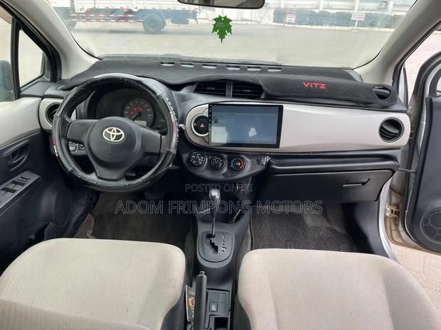 Toyota Vitz 2012 Silver