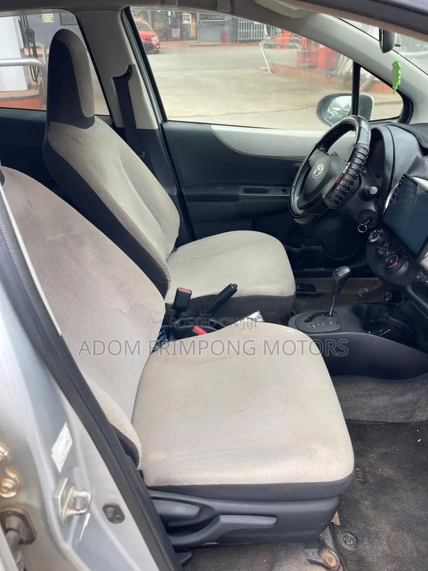 Toyota Vitz 2012 Silver