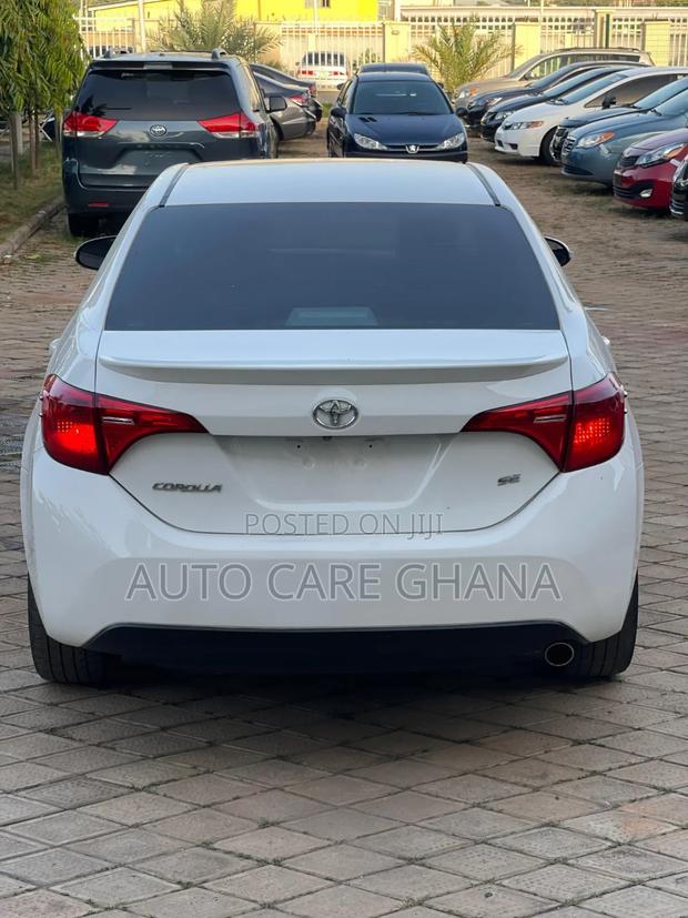 Toyota Corolla SE (1.8L 4cyl 2A) 2018 White