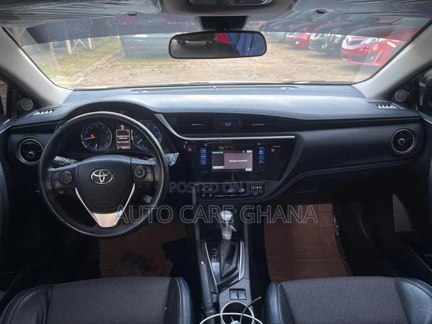 Toyota Corolla SE (1.8L 4cyl 2A) 2018 White