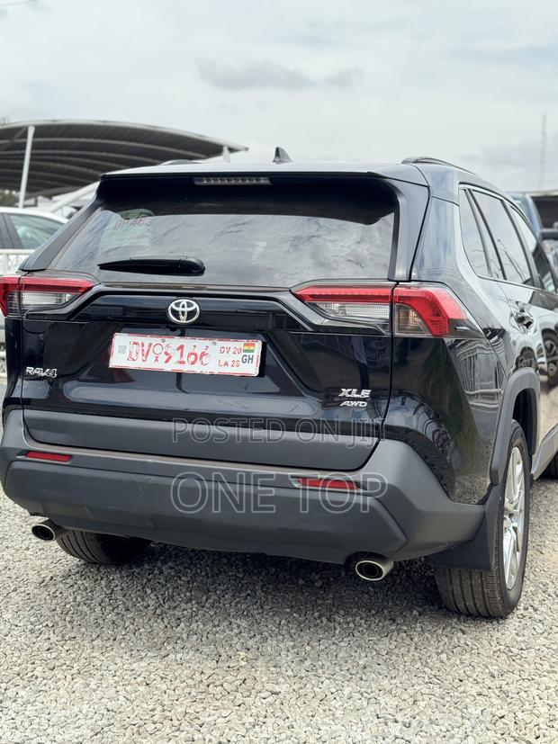 Toyota RAV4 XLE 2022 Black