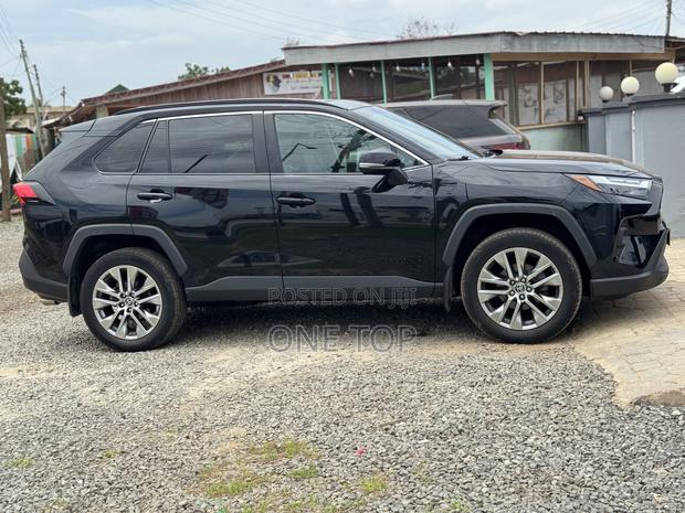 Toyota RAV4 XLE 2022 Black