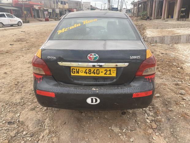 Toyota Yaris Base Sedan 4dr 2010 Gray