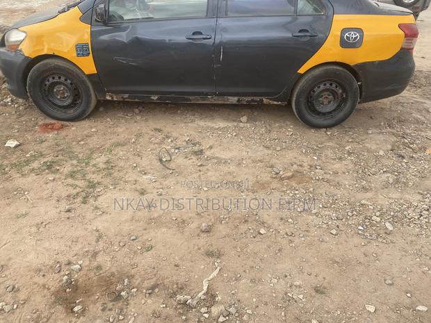 Toyota Yaris Base Sedan 4dr 2010 Gray