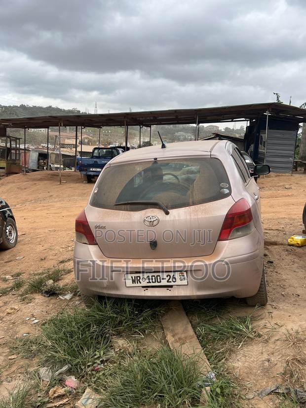 Toyota Vitz 1.3 FWD 3dr 2010 Gray