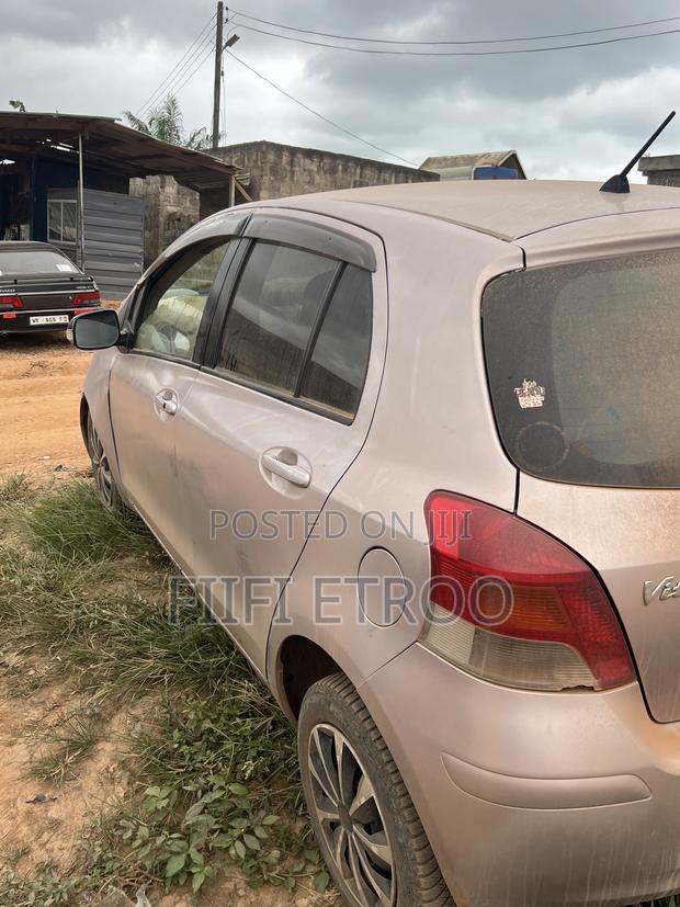 Toyota Vitz 1.3 FWD 3dr 2010 Gray