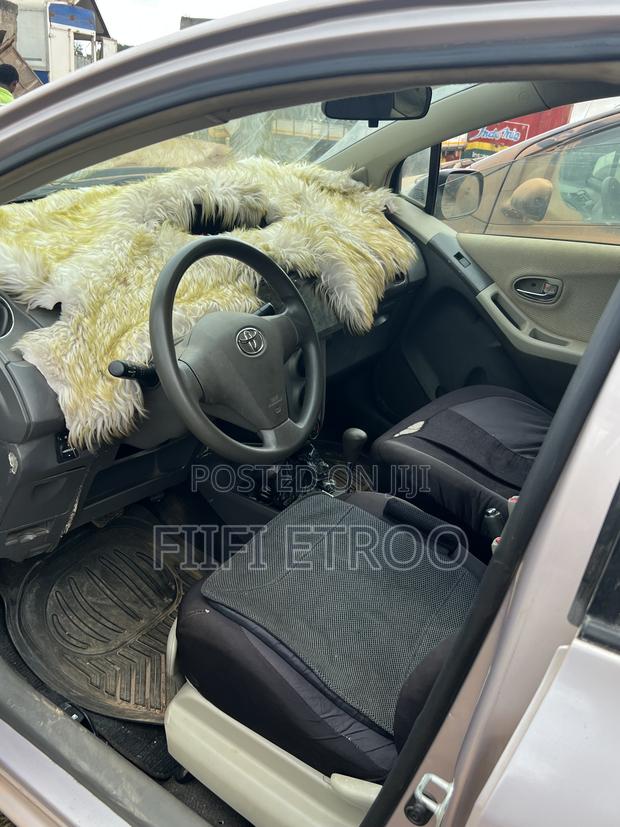 Toyota Vitz 1.3 FWD 3dr 2010 Gray