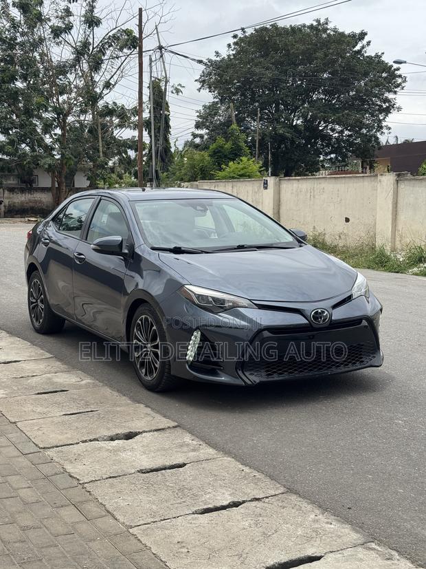 Toyota Corolla XSE 4dr Sedan (1.8L 4cyl CVT) 2017 Gray