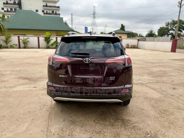Toyota RAV4 XLE 4dr SUV (2.5L 4cyl 6A) 2018 Brown