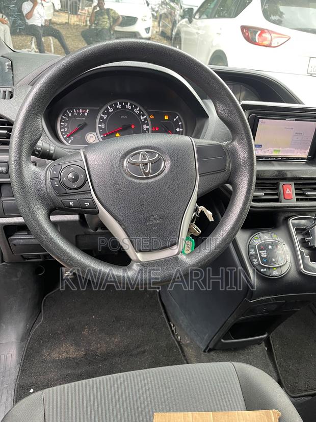 Toyota Voxy X C Package 2WD 8-Seater 2017 White