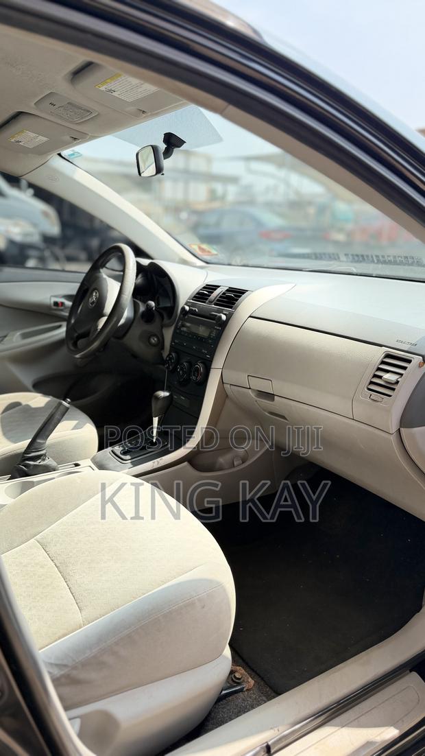 Toyota Corolla LE 4dr Sedan (1.8L 4 cyl 4A) 2009 Gray