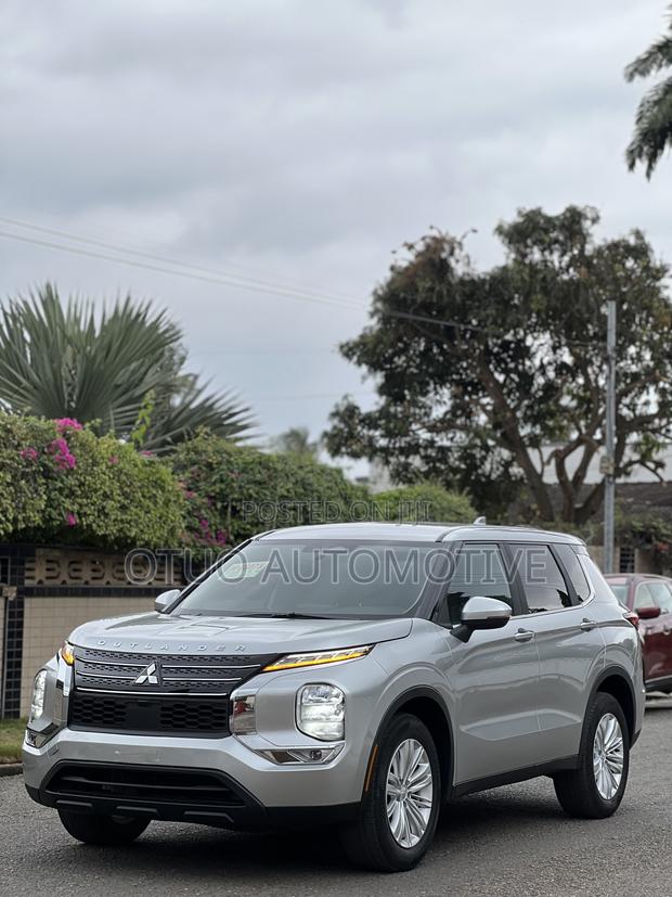Mitsubishi Outlander 2021 Silver