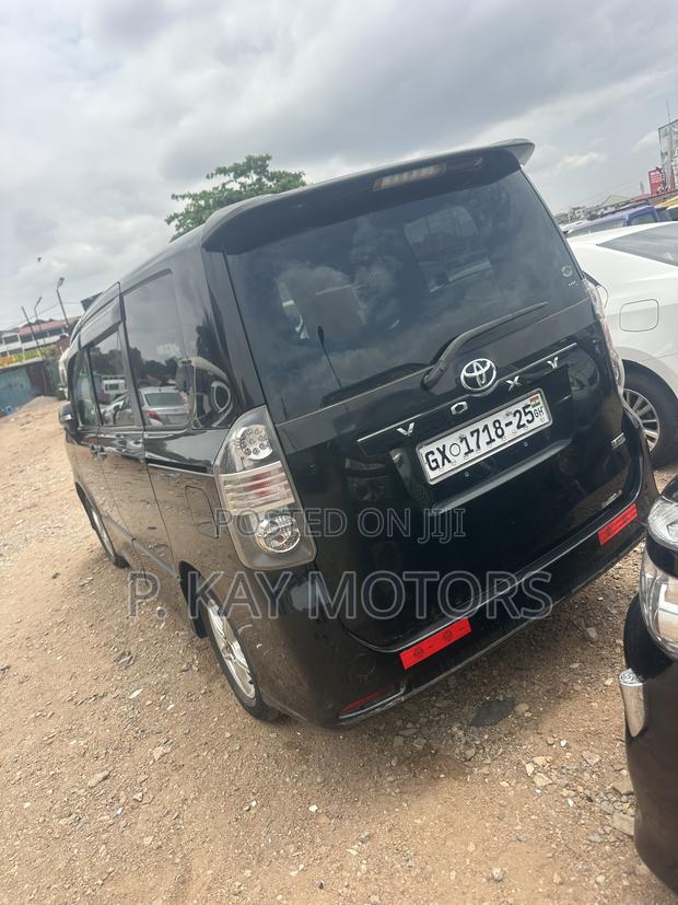 Toyota Voxy V 2WD 8-Seater 2010 Black
