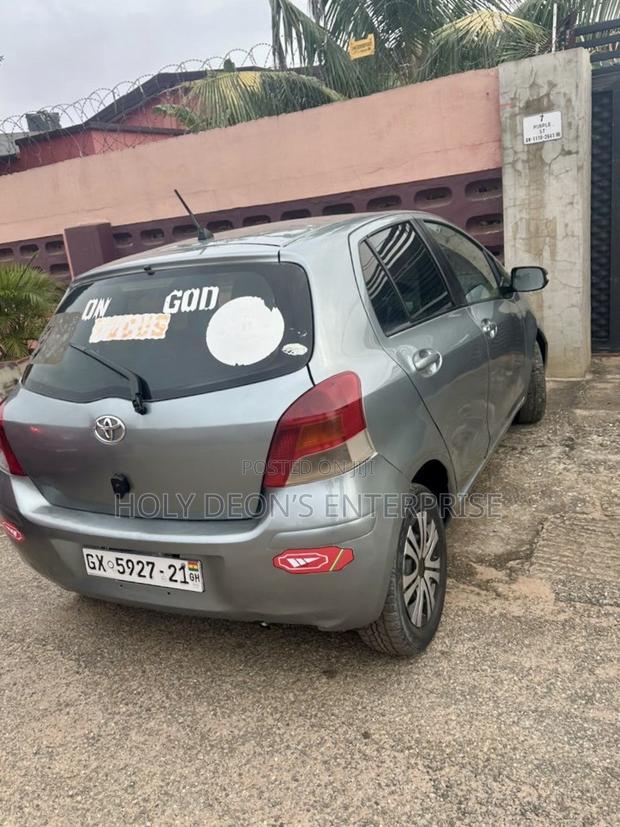 Toyota Vitz 1.0 FWD 5dr 2010 Silver