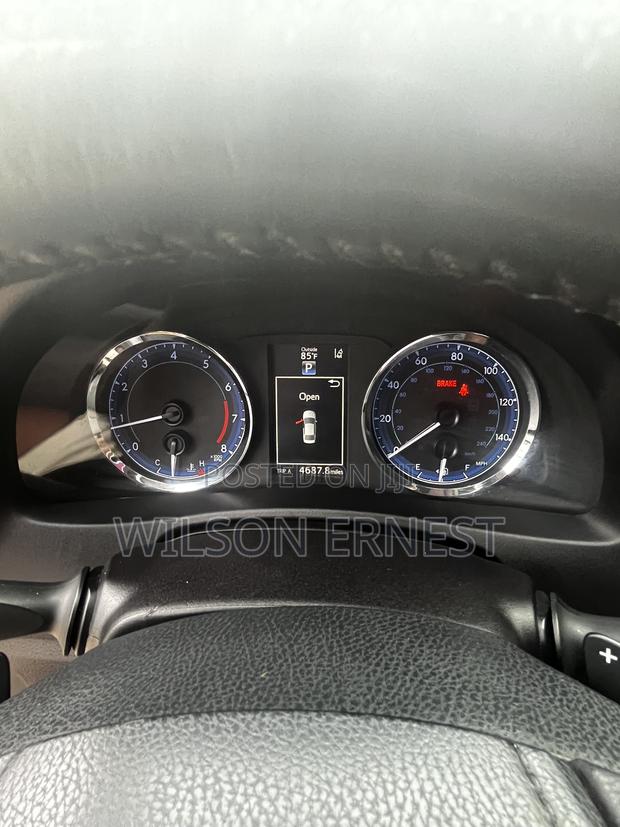 Toyota Corolla SE 4dr Sedan (1.8L 4cyl CVT) 2017