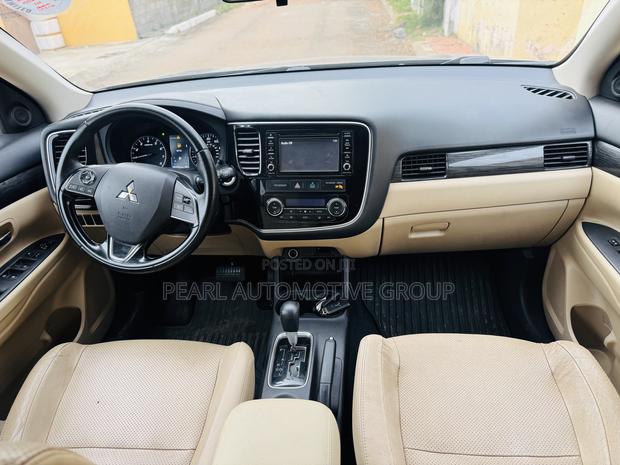 Mitsubishi Outlander SE FWD 2016 Gray
