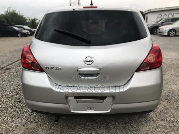 Nissan Versa 1.8 S Hatchback 2011 Silver