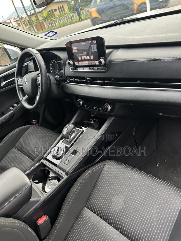 Mitsubishi Outlander SE 2022 Silver
