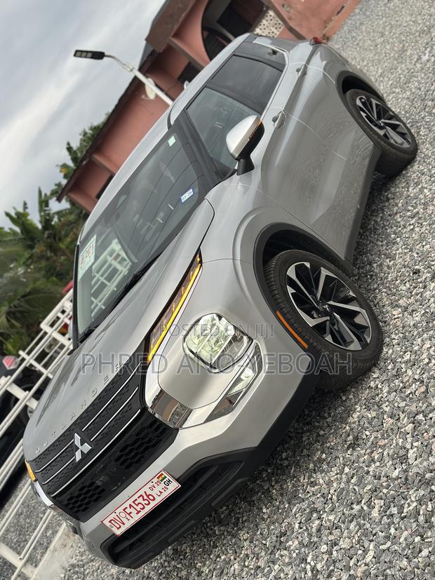 Mitsubishi Outlander SE 2022 Silver