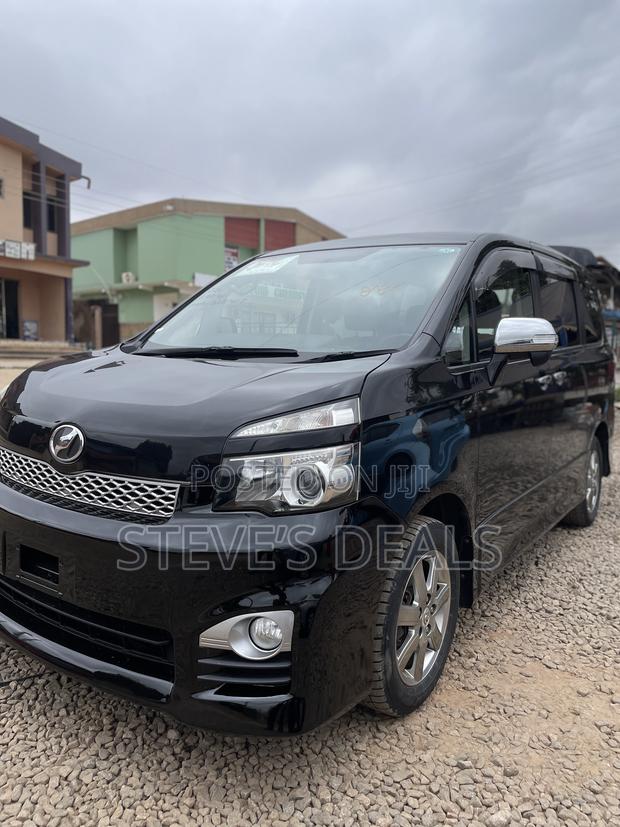 Toyota Voxy 2011 Black