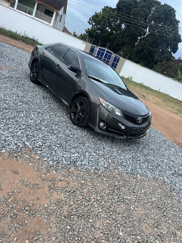 Toyota Camry SE 4dr Sedan (2.5L 4cyl 6A) 2014 Gray