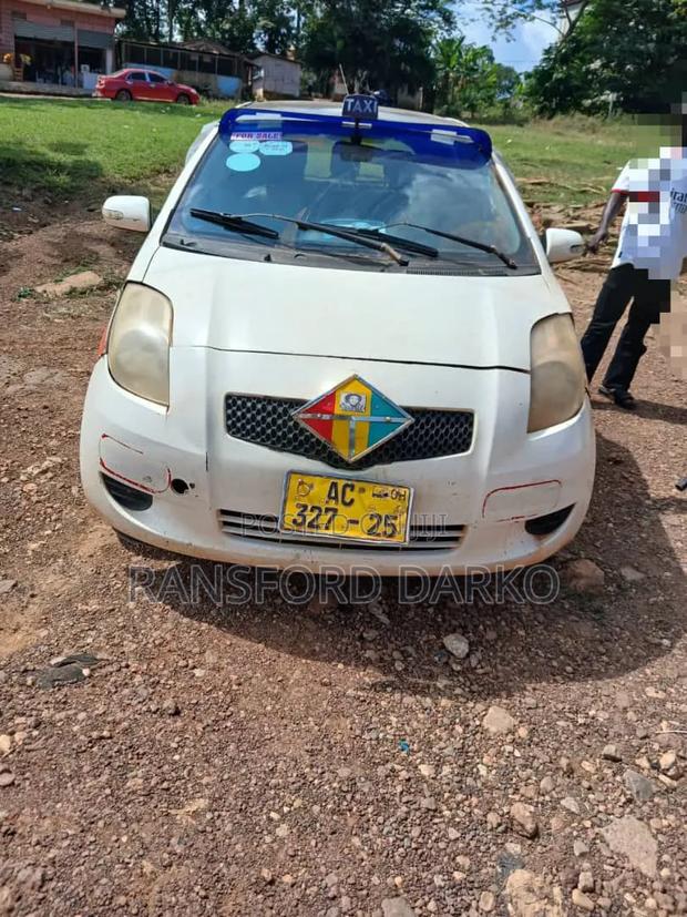 Toyota Vitz 2010 White