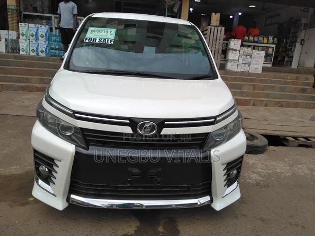 Toyota Voxy V 2WD 8-Seater 2015 White