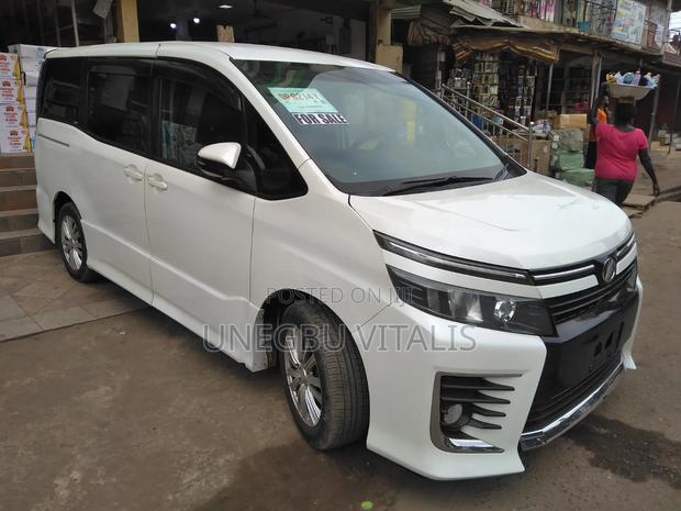 Toyota Voxy V 2WD 8-Seater 2015 White