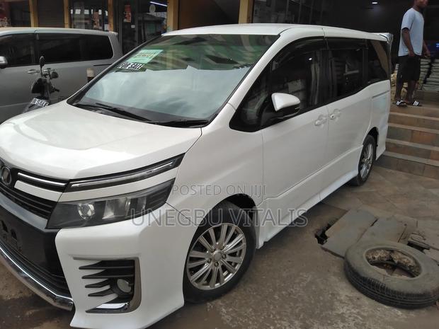 Toyota Voxy V 2WD 8-Seater 2015 White