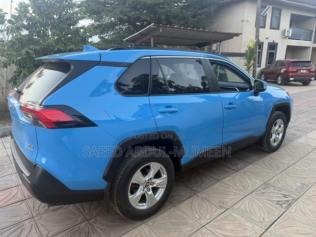 Toyota RAV4 XLE 2021 Blue