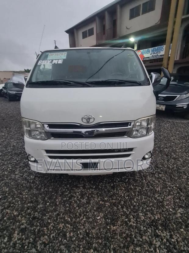 Toyota Grand HiAce G 3.0 Diesel Turbo 4WD 8-Seater 2001 White