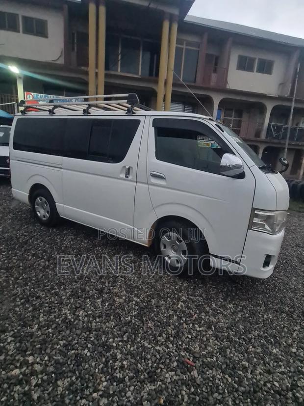 Toyota Grand HiAce G 3.0 Diesel Turbo 4WD 8-Seater 2001 White