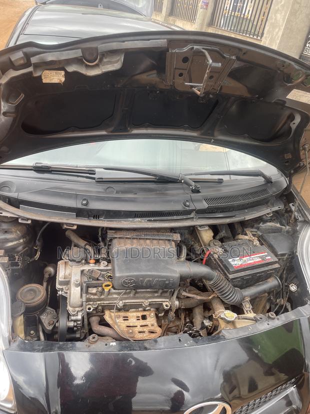 Toyota Vitz 1.3 FWD 5dr 2010 Black