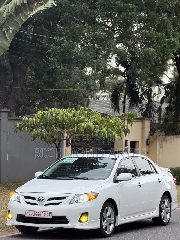 Toyota Corolla S Special Edition 4dr Sedan (1.8L 4cyl 4A) 2013 White