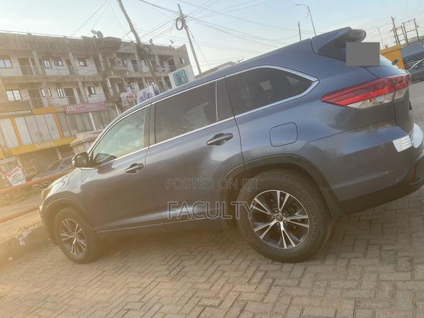 Toyota Highlander LE 2019 Gray