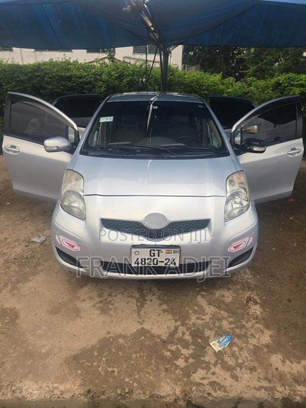 Toyota Vitz 2010 Silver