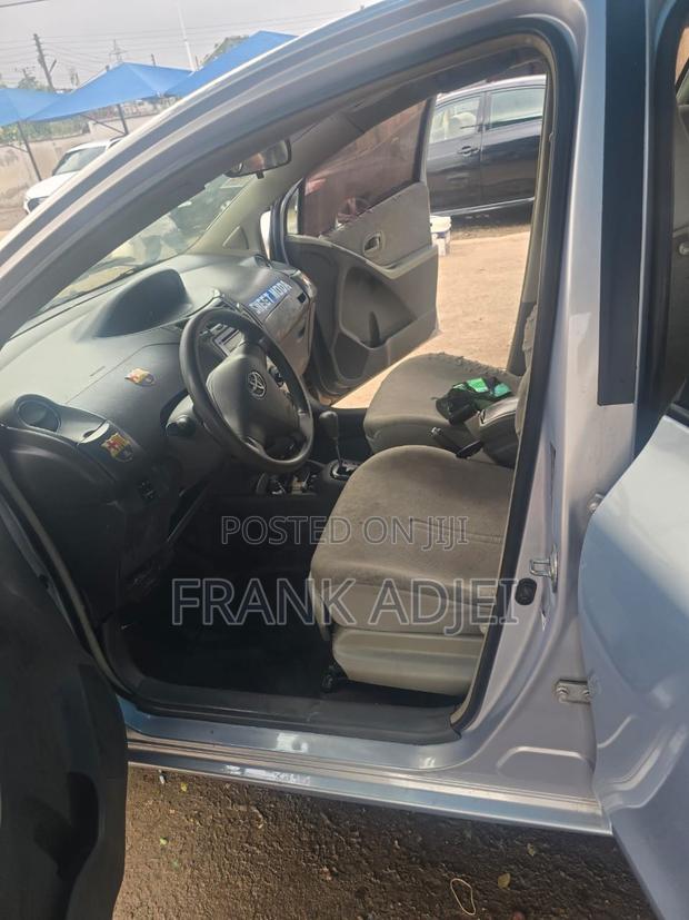 Toyota Vitz 2010 Silver