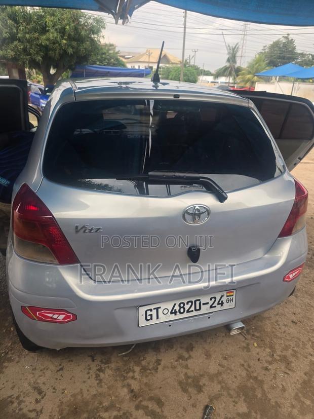 Toyota Vitz 2010 Silver