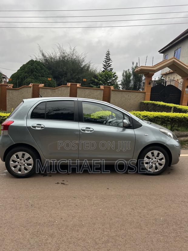 Toyota Yaris Base Hatchback 5dr 2010 Gray