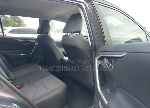 Toyota RAV4 XLE 2021 Gray