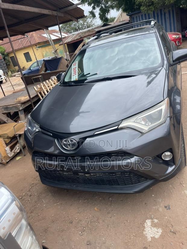 Toyota RAV4 XLE AWD (2.5L 4cyl 6A) 2017 Gray