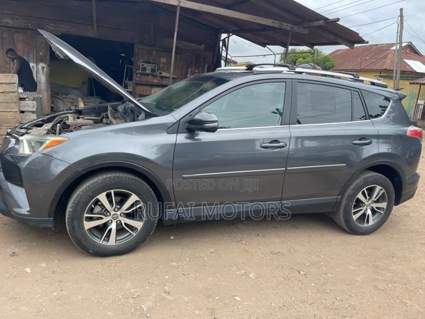 Toyota RAV4 XLE AWD (2.5L 4cyl 6A) 2017 Gray