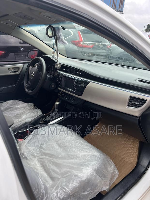 Toyota Corolla LE Premium 4dr Sedan (1.8L 4cyl CVT) 2015 White