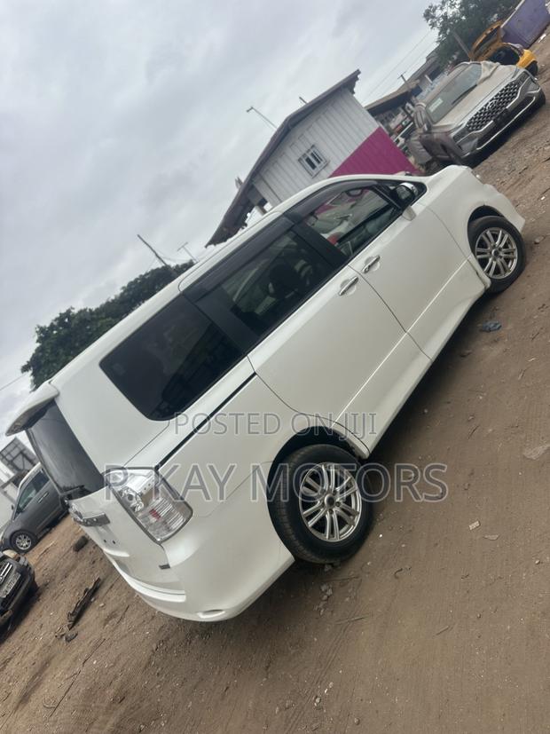Toyota Voxy X 4WD 8-Seater 2012 White