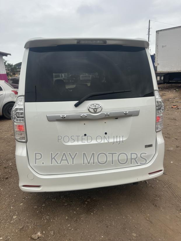 Toyota Voxy X 4WD 8-Seater 2012 White
