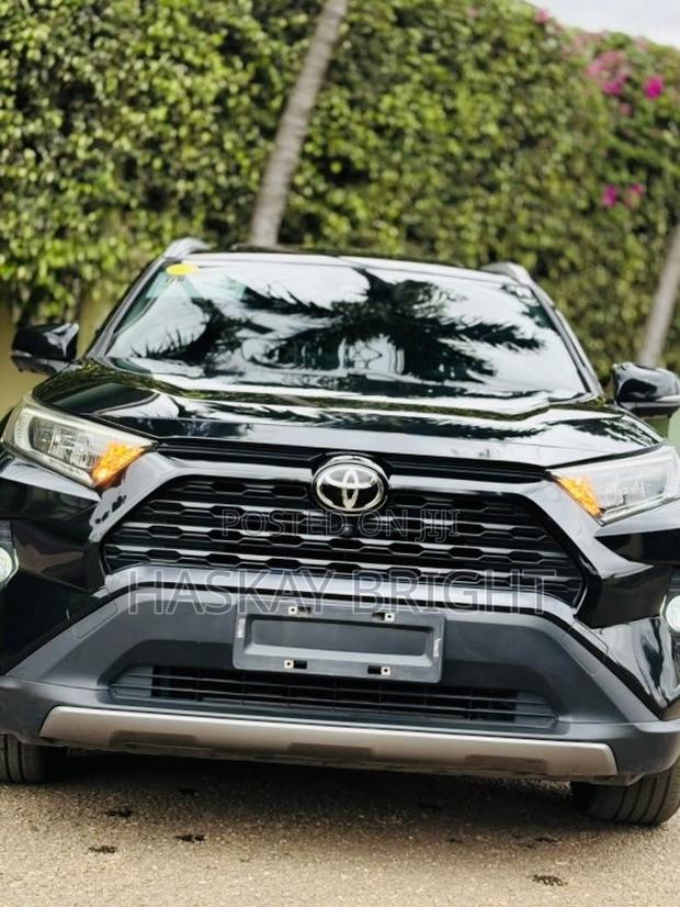 Toyota RAV4 XLE 2021 Black