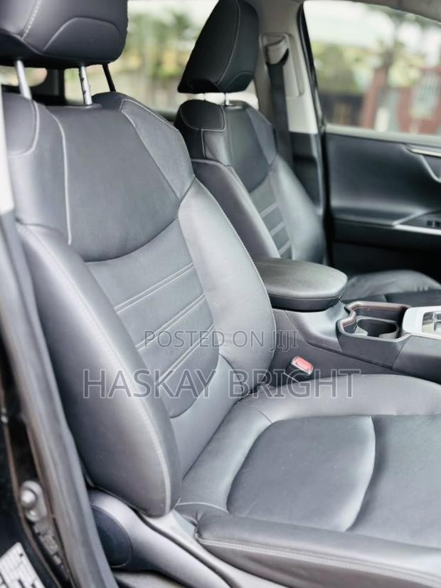Toyota RAV4 XLE 2021 Black