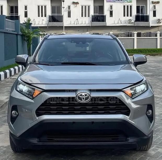 Toyota RAV4 XLE 2021 Silver