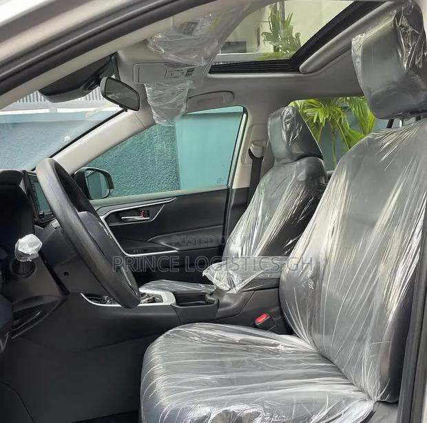 Toyota RAV4 XLE 2021 Silver